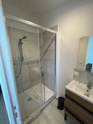 デザイン アパートメント | バスルーム | シャワー、水圧マッサージシャワー、ヘアドライヤー、タオル