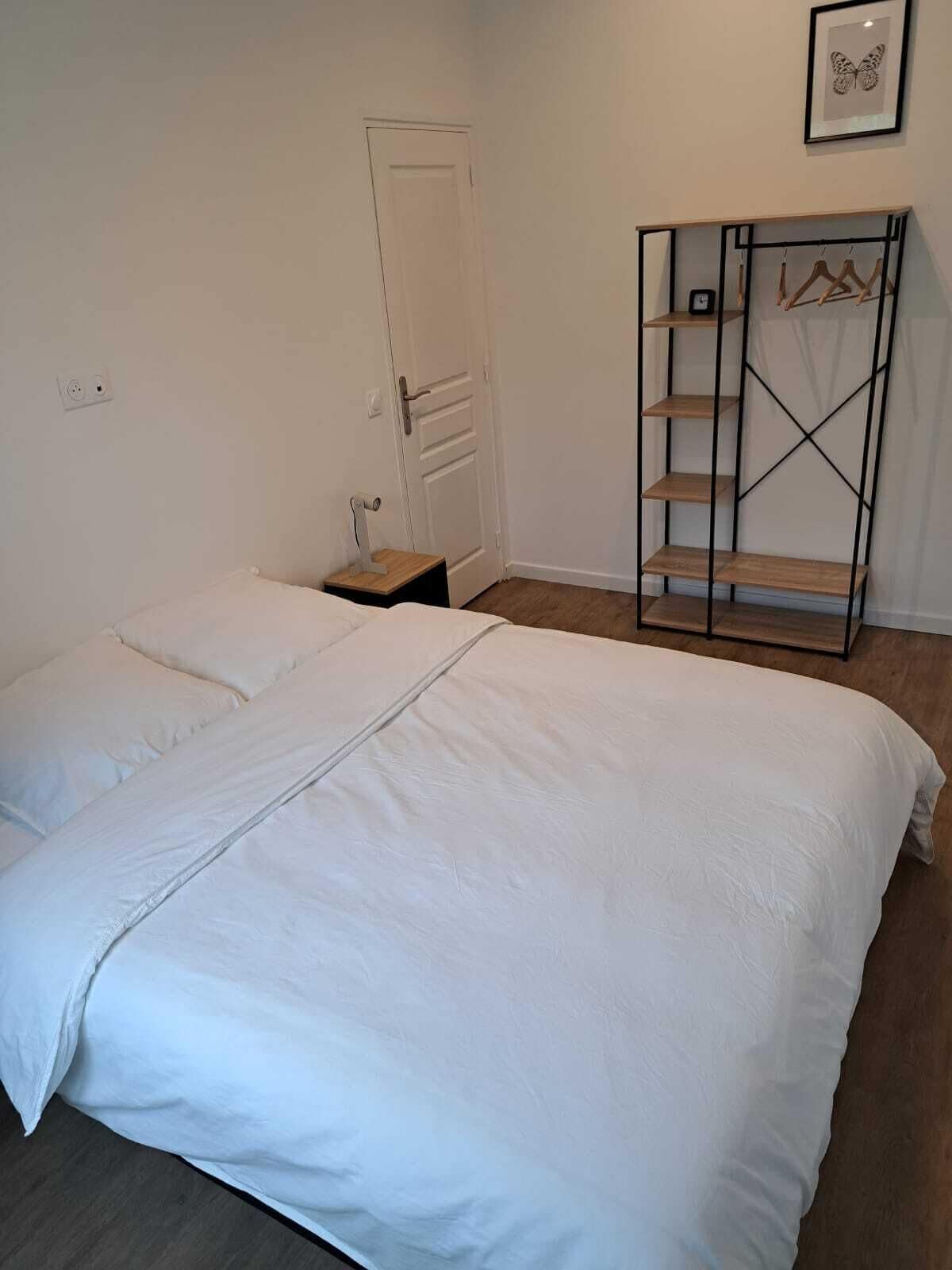 Una camera da letto con un letto, un armadio e una porta.
