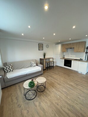 Studio Suite | Private kitchen | Full-size fridge, microwave, oven, stovetop - Massy Appart Hotel (Massy)