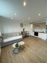 Studio Suite | Private kitchen | Full-size fridge, microwave, oven, stovetop