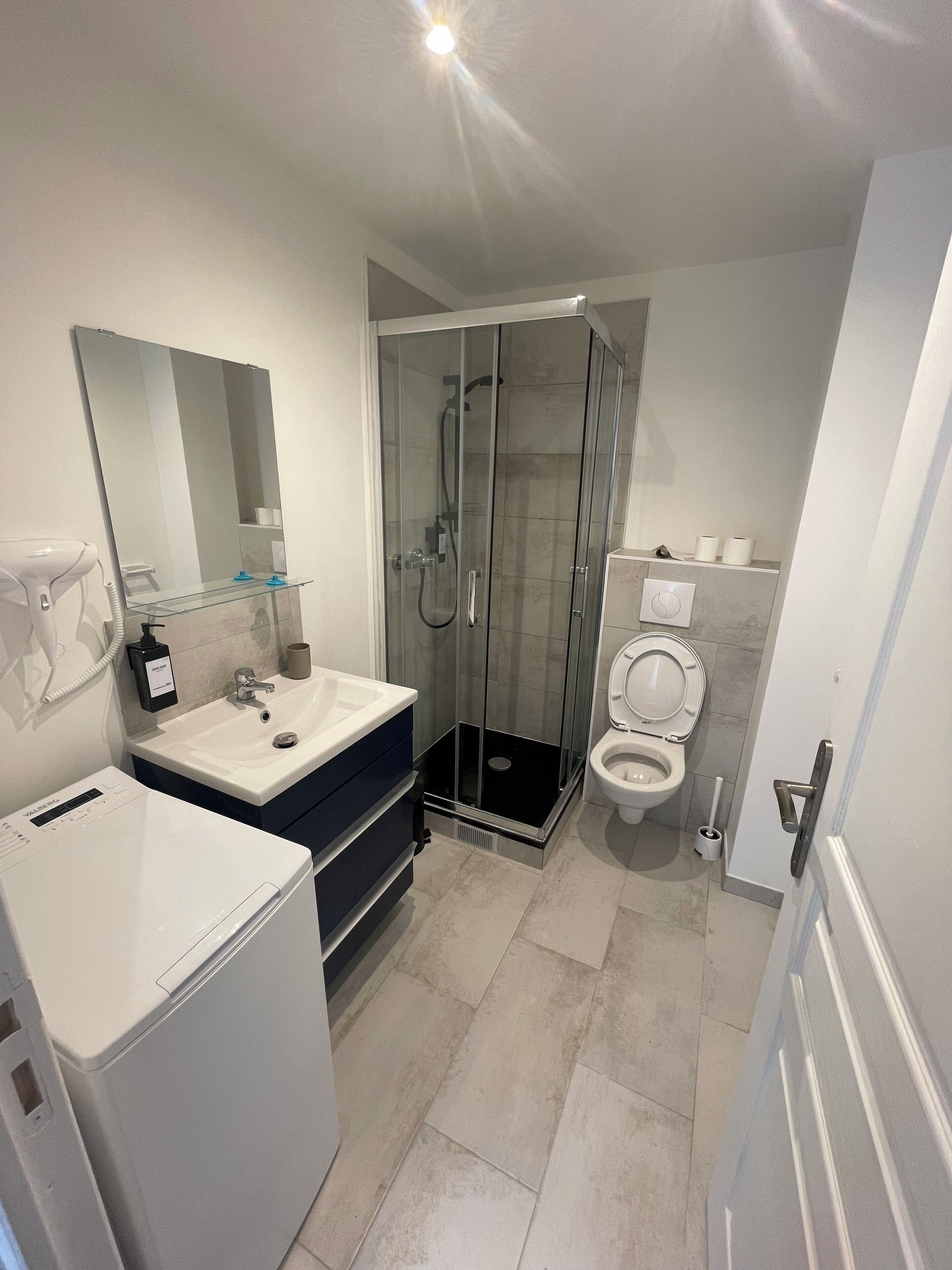 Suite estudio | Baño | Ducha, cabezal de ducha con hidromasaje, secador de pelo y toallas