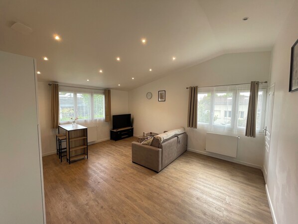 Design Apartment | Living area | 50-inch Smart TV with cable channels, Netflix, pay movies - Massy Appart Hotel (Massy)