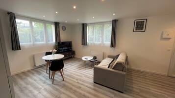 Appartamento Superior | Area soggiorno | Smart TV 50 pollici con canali via cavo, Netflix, film pay-per-view