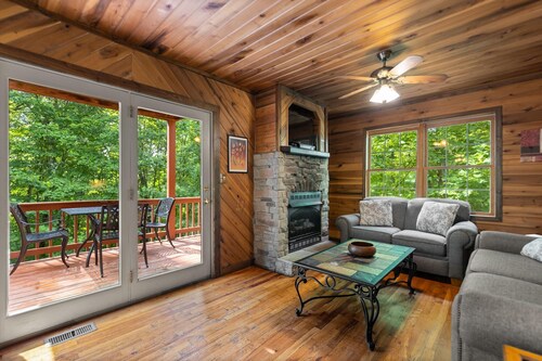 Large Cliffview Resort Vacation Cabin. Private Fishing Pond, Pool Table, Hot Tub