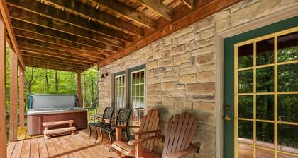 Large Cliffview Resort Vacation Cabin. Private Fishing Pond, Pool Table, Hot Tub