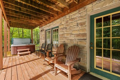 Large Cliffview Resort Vacation Cabin. Private Fishing Pond, Pool Table, Hot Tub