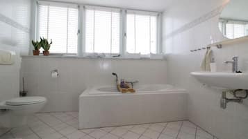 Deluxe Double Room, Garden View | Bathroom
