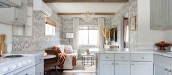 Charming Cottage on the Boise Bench. Minutes from downtown, BSU & the airport.