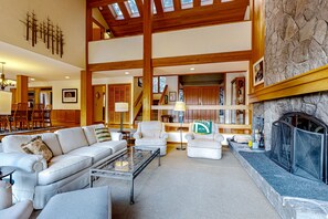 Televisión, chimenea, libros