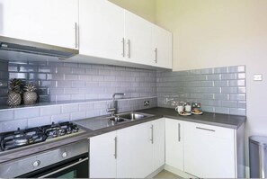 Kjøleskap, mikrobølgeovn, ovn og kokeplater