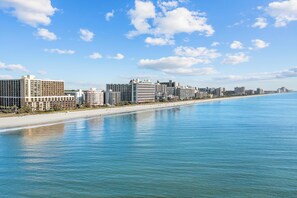 On the beach - Updated Direct Oceanfront Condo with Great Amenities at Caravelle (Myrtle Beach)