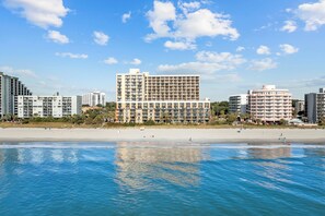 On the beach - Updated Direct Oceanfront Condo with Great Amenities at Caravelle (Myrtle Beach)