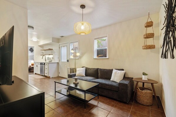 TV - Downtown Cottage blocks from Petco Park! (San Diego)