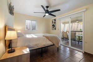 2 bedrooms, WiFi, bed sheets - Downtown Cottage blocks from Petco Park! (San Diego)