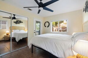 2 bedrooms, WiFi, bed sheets - Downtown Cottage blocks from Petco Park! (San Diego)