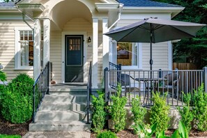 Exterior detail - Campus Cottage on SW 7th Street (Corvallis)