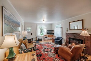 تلفزيون ذكي، مدفأة، مكتب، شاشة كمبيوتر