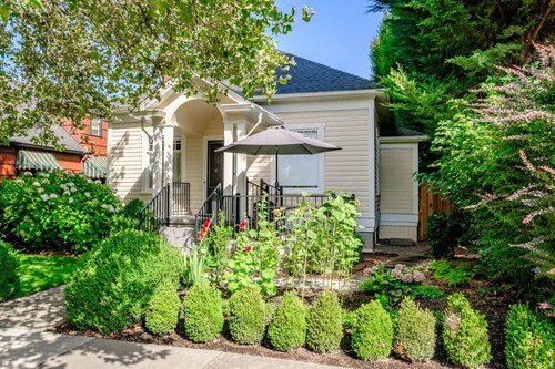 Campus Cottage on SW 7th Street