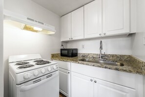 Geladeira grande, micro-ondas, fogão, cooktop