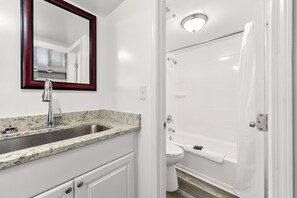 Baignoire, serviettes fournies, savon, papier toilette