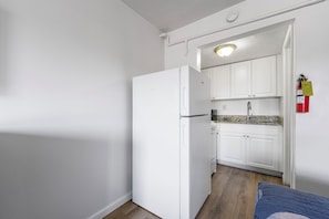 Großer Kühlschrank, Mikrowelle, Ofen, Herdplatte