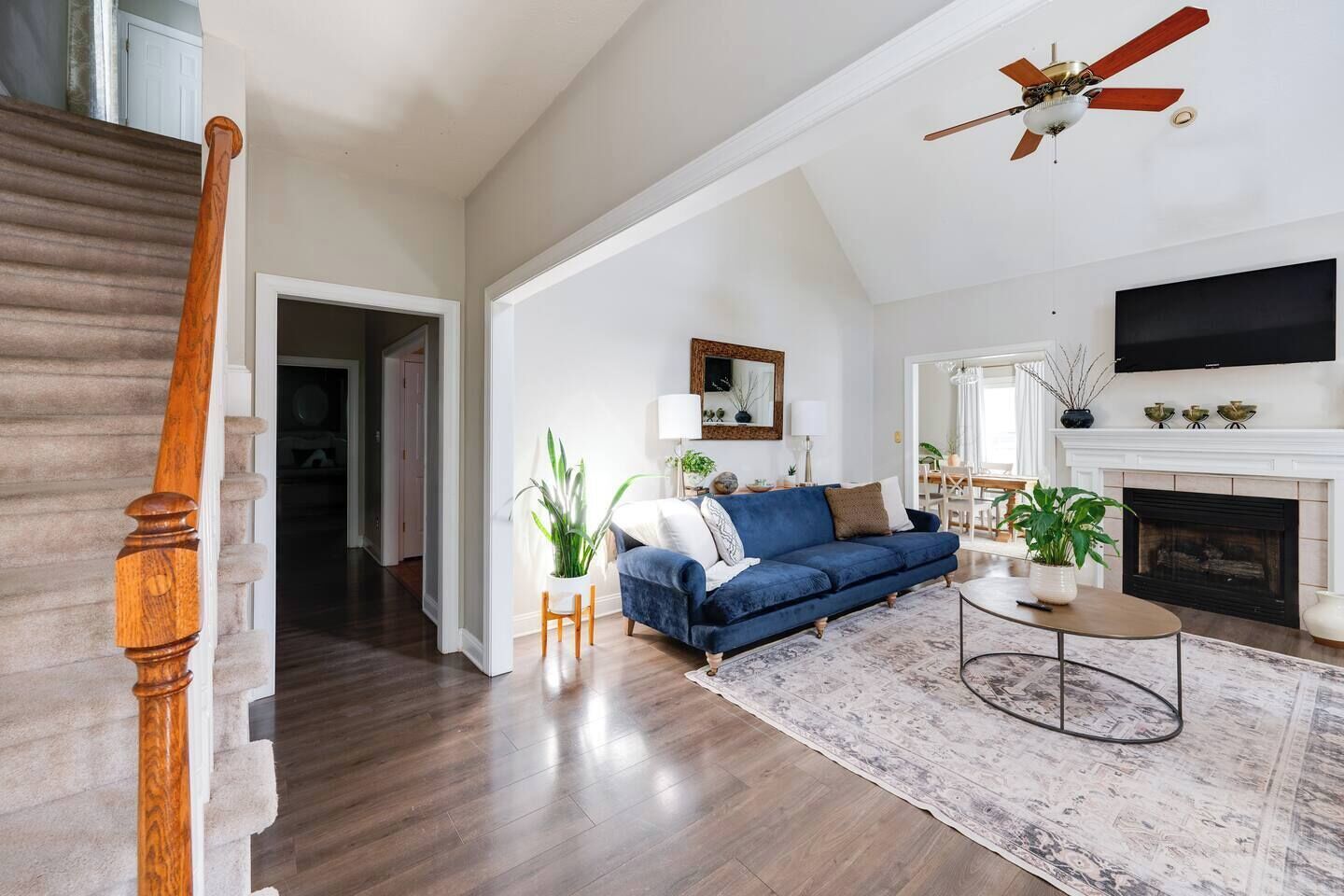 Televisie, een open haard en een kantoor