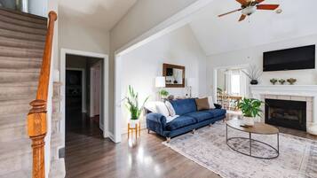 Televisie, een open haard en een kantoor