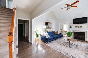 Televisio, takka, työhuone