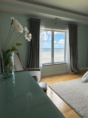 Interior - Panoramic Lake Erie Sunset Views~Spacious 3BR/3BA Lakefront Retreat! (Geneva)