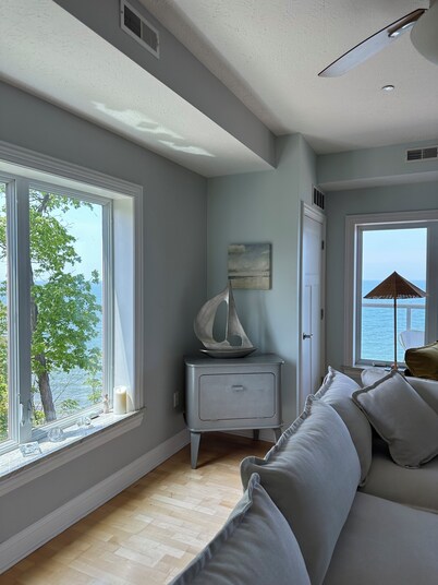 Panoramic Lake Erie Sunset Views~Spacious 3BR/3BA Lakefront Retreat!