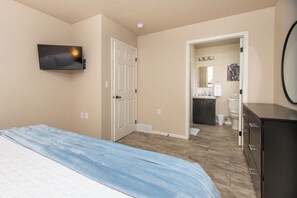 5 chambres, bureau, fer et planche à repasser, lit parapluie