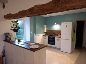 Kjøleskap, mikrobølgeovn, ovn og kokeplater