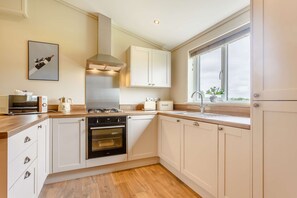 Fridge, dishwasher, cookware/dishes/utensils - Holiday Lodge in The Cotswolds (Kingham)