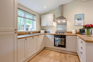 Réfrigérateur, micro-ondes, lave-vaisselle, chaise haute