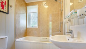 A bathroom with a bathtub, a sink, and a toilet. - Holiday Lodge in The Cotswolds (Kingham)