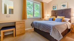 3 bedrooms, iron/ironing board, WiFi, bed sheets - Holiday Lodge in The Cotswolds (Kingham)