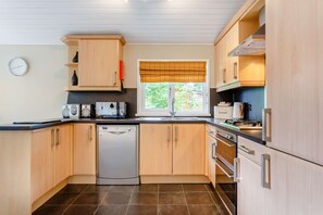 冷蔵庫、電子レンジ、食器洗い機、ハイチェア