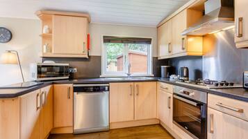 Réfrigérateur, micro-ondes, lave-vaisselle, chaise haute