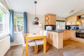 Fridge, microwave, dishwasher, high chair - Holiday Lodge in The Cotswolds (Kingham)