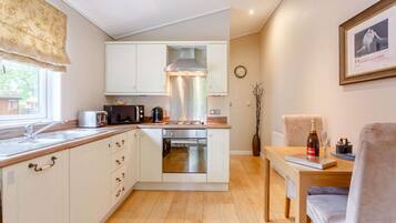 Fridge, dishwasher, cookware/dishes/utensils