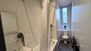 Suihku, hiustenkuivaaja, pyyhkeet, saippua