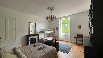 5 habitaciones, escritorio, tabla de planchar con plancha y wifi