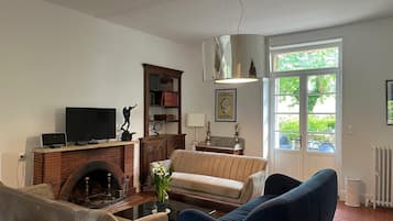 Televisión, chimenea, futbolito y tenis de mesa