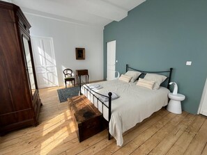 5 slaapkamers, een bureau, een strijkplank/strijkijzer, wifi