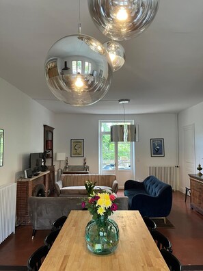 Tv, eldstad, bordsfotboll och ett bordtennisbord