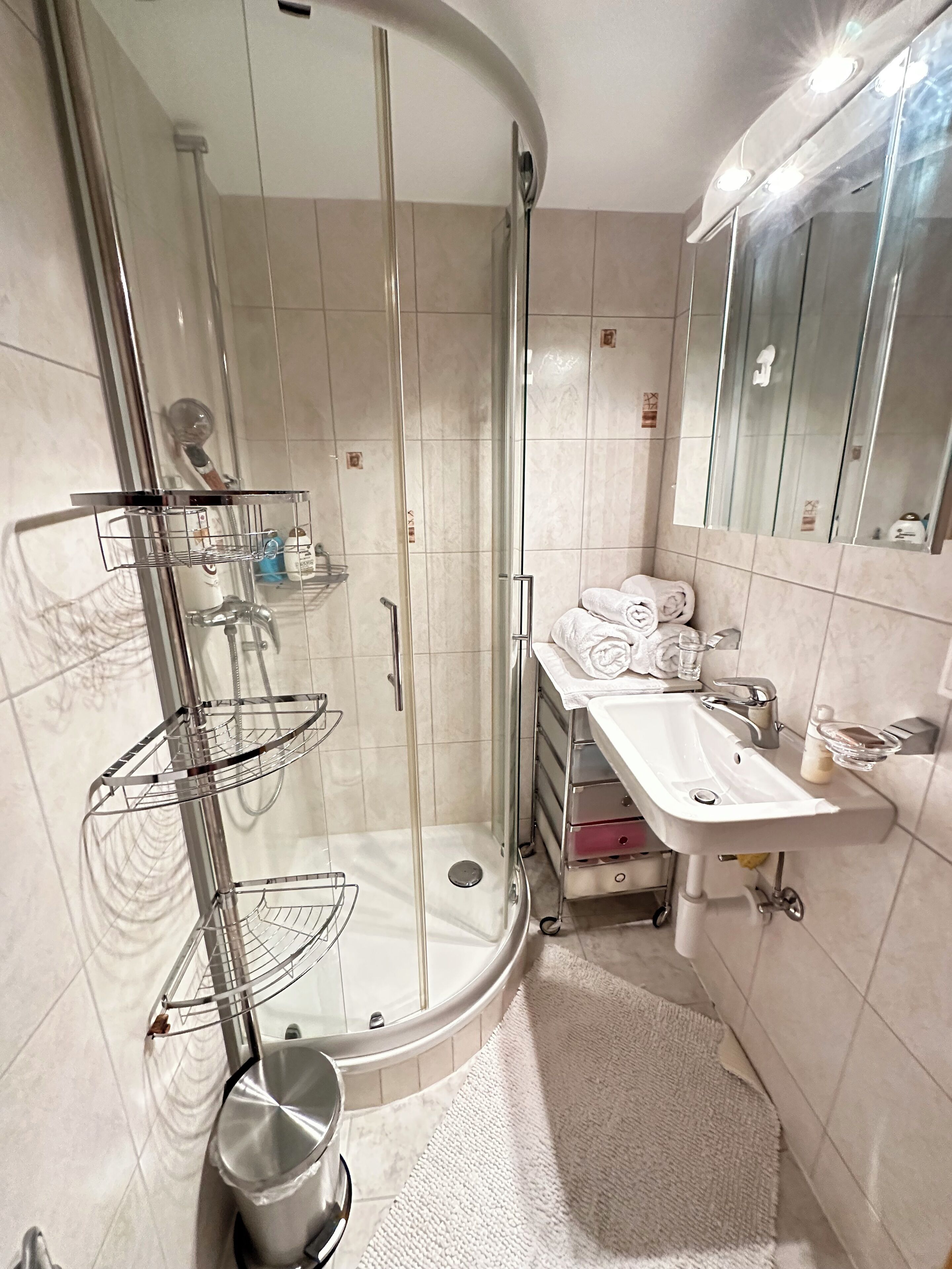 Douche, sèche-cheveux, serviettes fournies, savon
