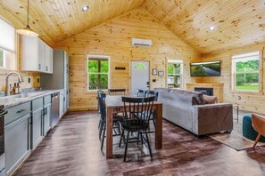Interior - Hot Tub~Firepit~Riverfront~Near Lake Cumberland (Jamestown)