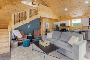 Smart TV, fireplace - Hot Tub~Firepit~Riverfront~Near Lake Cumberland (Jamestown)