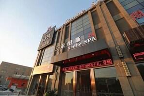 A building with a sign for 'SPA' and 'Shiny Spa' indicating a spa facility. - Sanhe International Hotel (Jinhu)