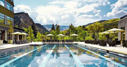 CRBC-Best of the Best! Brand New! Ski in/out, Resort & Spa, Hot tub, Ski Valet